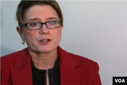 全美犯罪受害者中心的执行主任麦•费南德兹 (VOA卫视张松林拍摄)