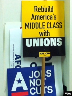 劳联-产联的标语( 美国之音 黄耀毅拍摄 )