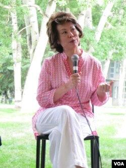 美国前劳工部长赵小兰主持就业问题讲座(美国之音宁馨拍摄)