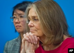 前往朝鲜参加国际国际妇女和平与裁军日的美国女权倡导者格洛丽雅.斯坦尼姆（中）