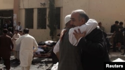 受害人的朋友和家属在奎达医院外的爆炸现场表示哀悼（2016年8月8日）
