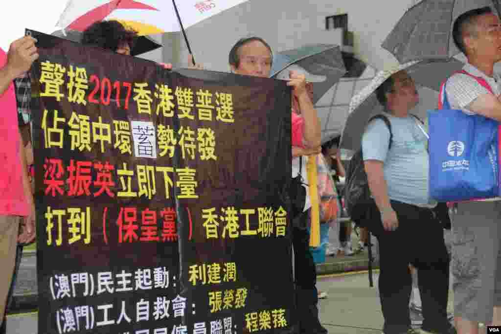 香港几十万市民上街参加七一大游行要求真普选 (美国之音海彦拍摄)