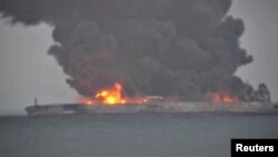 巴拿马注册的“桑吉”号（Sanchi）油轮与香港注册的货轮“长峰水晶”号在距上海以东约300公里洋面相撞，邮轮着火冒出熊熊浓烟和火焰。（2018年1月7日）