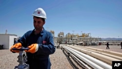 Muhaajiriin isku kululeynaya dab ay shiteen, xilli qabow uu ka jiro xaafadda&nbsp;Skala Sikaminias ee waqooyiga bari ee magaalada Lesbos ee dalka Greece.