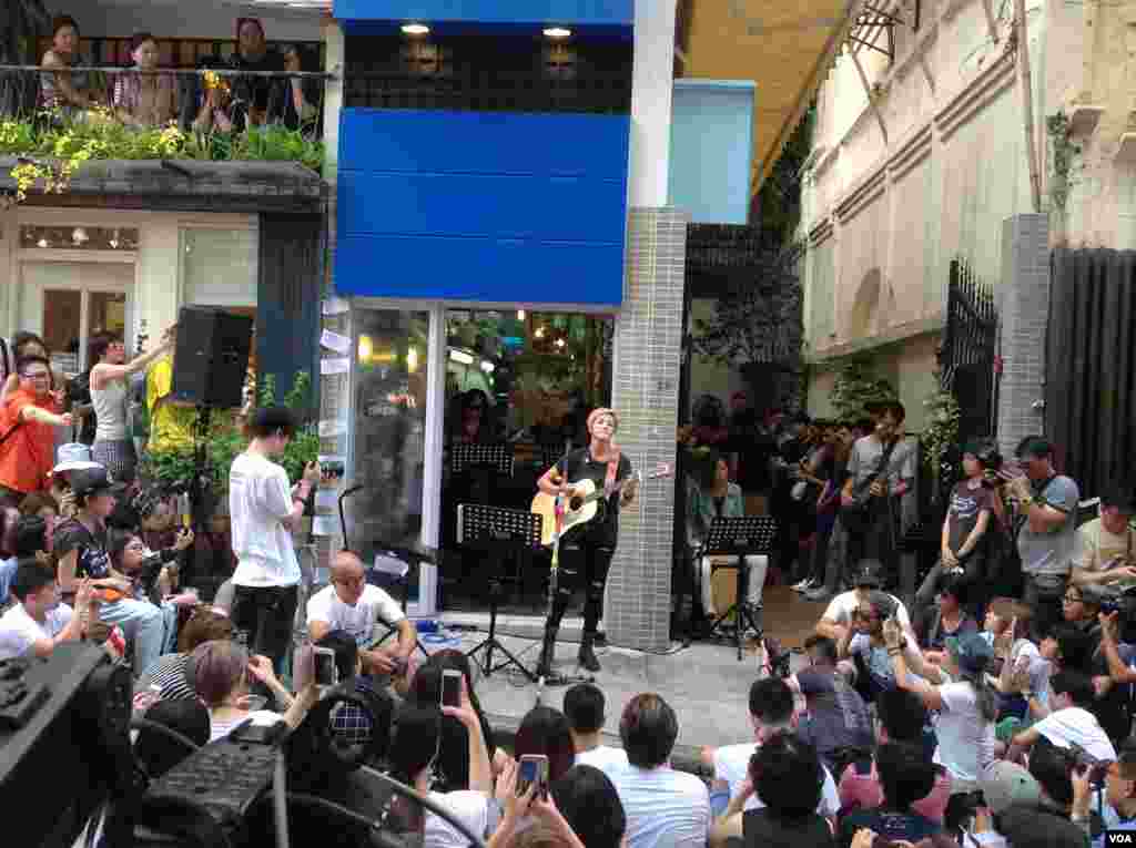 藝人何韻詩辦有種港人音樂會回應恐懼 (美國之音海彥拍攝)