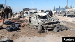 2013年10月20自一枚卡车炸弹在哈马市爆炸后留下的汽车残骸