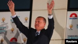 土耳其总统埃尔多安在安卡拉的争议与发展党总部问候支持者。(2018年6月25日)