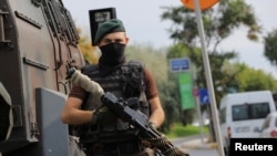 2016年7月18日，土耳其伊斯坦布尔街上站着的一名特警战士。