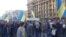 一年前的乌克兰大规模反政府示威冲击俄罗斯。去年秋季在莫斯科市中心举行的反对俄罗斯入侵乌克兰的反战大游行中，许多示威者手举乌克兰国旗表达对乌克兰支持。（美国之音白桦拍摄） 