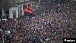 出席巴黎團結大遊行的人群