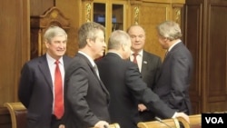 俄罗斯下议院国家杜马副议长梅里尼科夫（左一）3月23日在国家杜马中等待会晤来访的中国领导人习近平，右二是俄共领袖久加诺夫(美国之音白桦拍摄)