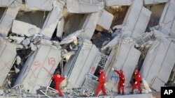 紧急救援人员继续搜寻因地震倒塌而被埋的人群（2016年2月7日）。