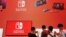 在中国上海举行的中国数字娱乐博览会任天堂Nintendo Switch展位上的参观者。（2019年8月2日）