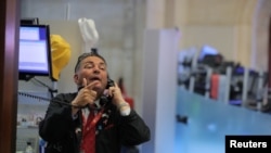 交易員在紐約證券交易所工作。