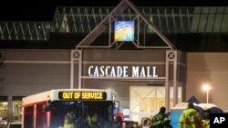 緊急救援人員在美國華盛頓州伯靈頓市的卡斯凱德購物中心外面（2016年9月24日）