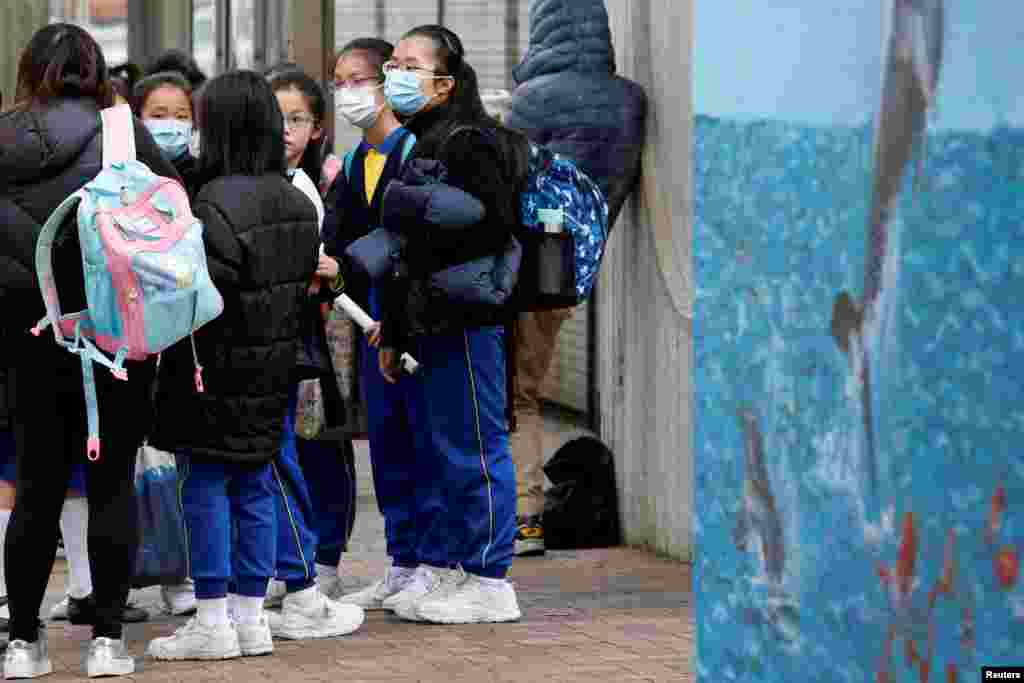 2018年2月7日，中国香港的小学生戴口罩，以防感冒。