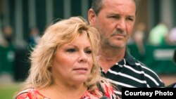 蘇羅威利斯夫婦面對傳媒 (Institute of Justice)