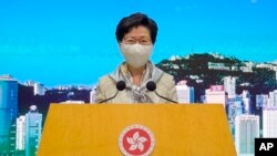Trưởng đặc khu hành chánh Hong Kong Carrie Lam lắng nghe câu hỏi của các phóng viên tại một cuộc họp báo ở Hong Kong hôm thứ Ba 30/6/2020. (AP Photo/Vincent Yu)