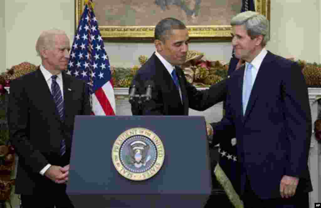 2012年12月21日，奥巴马总统在白宫罗斯福室和克里参议员握手，拜登副总统在旁观看。奥巴马提名克里为下任国务卿。