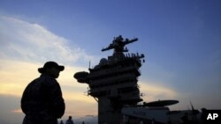 Авианосец "Карл Винсон" на швартовке в заливе Дананг, Вьетнам