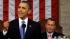 Boehner (al fondo) hace un gesto de reprobación tras la propuesta de Obama de elevar el salario mínimo.