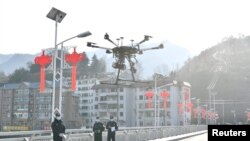 中国湖北省襄阳地区的警察使用无人机传播防控新冠病毒的信息。（2020年2月4日）