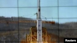 屏幕顯示北韓銀河三號火箭正從發射台升空