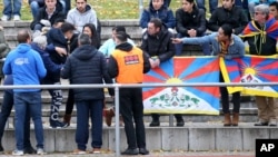 中国观众试图抢走抗议者打出的西藏"雪山狮子旗" (2018年11月18日)