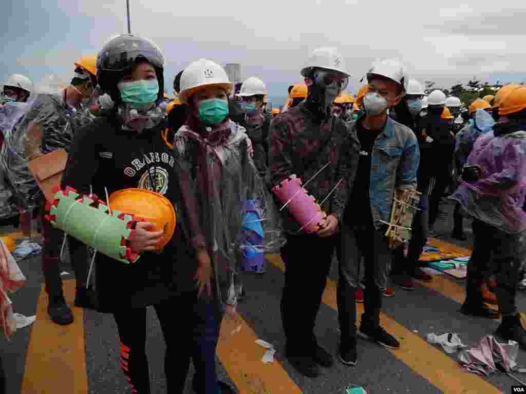 大批示威者戴上頭盔、口罩、眼罩，塑膠護腕等裝備