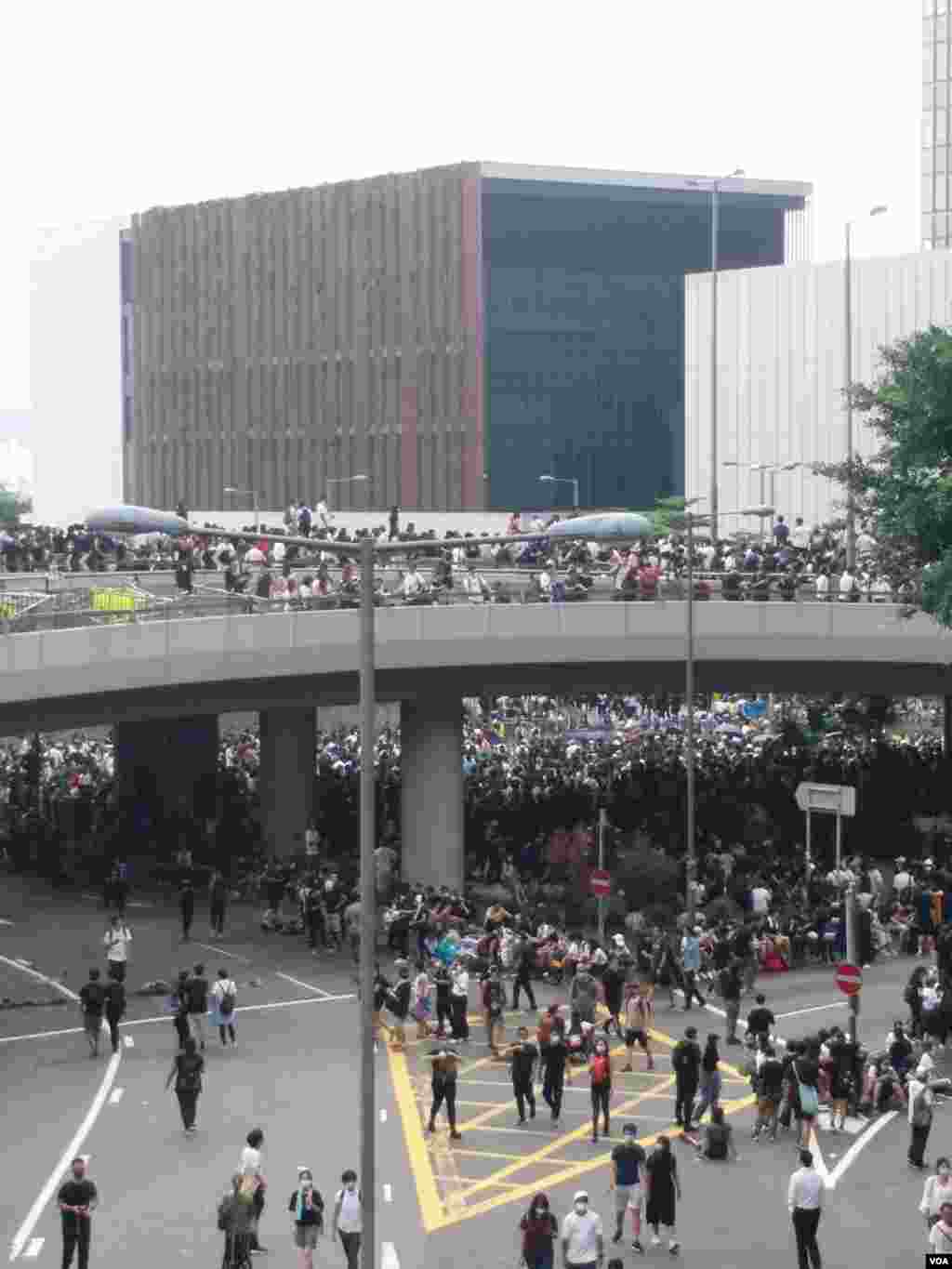 香港民眾6月12日中午在金鐘一帶聚集抗議逃犯條例修訂（香港市民提供）