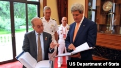 美國國務卿克里（右）與亞太助卿拉塞爾（左）（美國國務院照片）