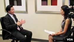 台湾民进党驻美代表吴钊燮接受美国之音海峡论谈节目专访(美国之音袁野拍摄)