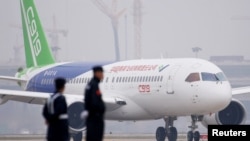 資料照：中國國產飛機C919在處女航後降落上海浦東國際機場。（2017年5月5日）