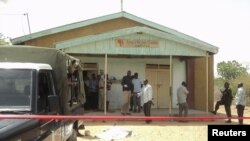 肯尼亞安全部隊星期一在肯尼亞北部城市加里薩的一座非洲內陸教堂發生爆炸後進行戒備