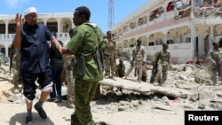 索马里安全部队协助在汽车爆炸中受伤的议会成员阿卜杜拉(2016年8月30日)