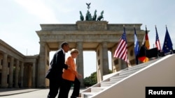 2013年6月19日，美国总统奥巴马在德国总理默克尔陪同下抵达柏林的勃兰登堡，准备发表讲话