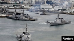 日本海上自卫队的驱逐舰（左）驶离佐世保基地（资料照）