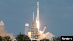 2018年2月6日，SpaceX 獵鷹重型火箭從佛羅里達州的肯尼迪太空中心39-A發射台發射