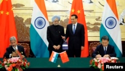 中國總理李克強(右)與印度總理辛格(左)在北京簽署了中印邊界地帶防務合作協議