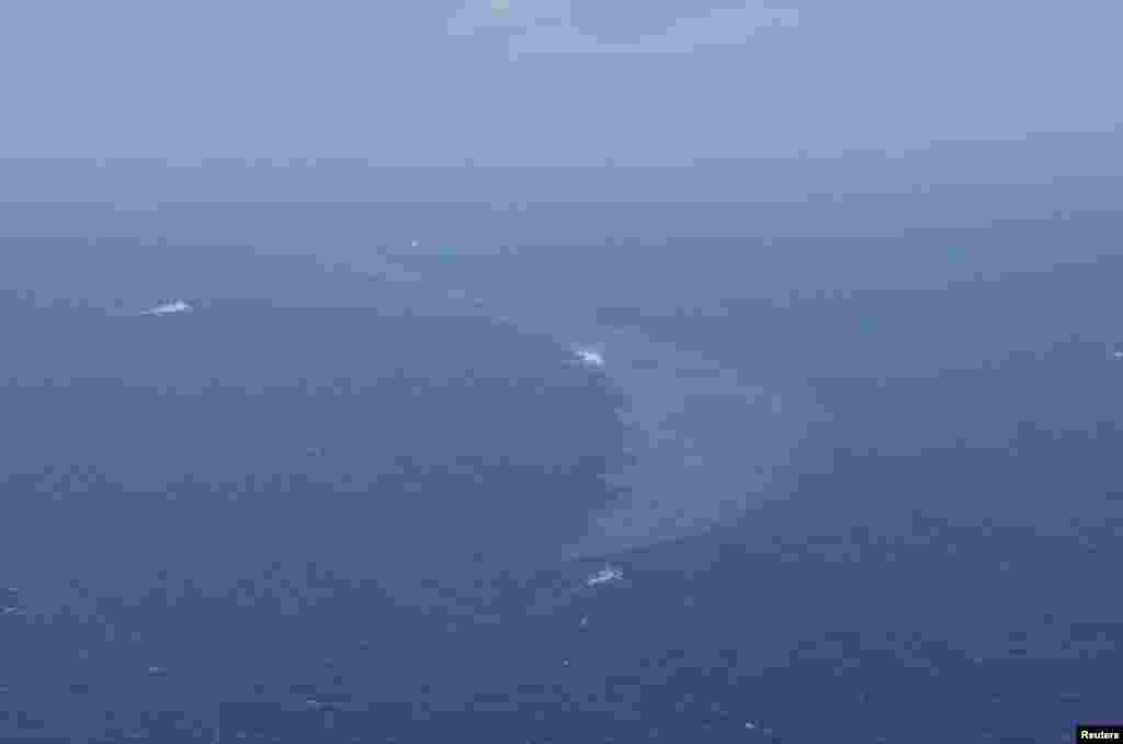 日本海岸警卫队提供的照片显示，从沉没的伊朗油轮泄露出来的石油在东中国海上漂浮（2018年1月16日）。