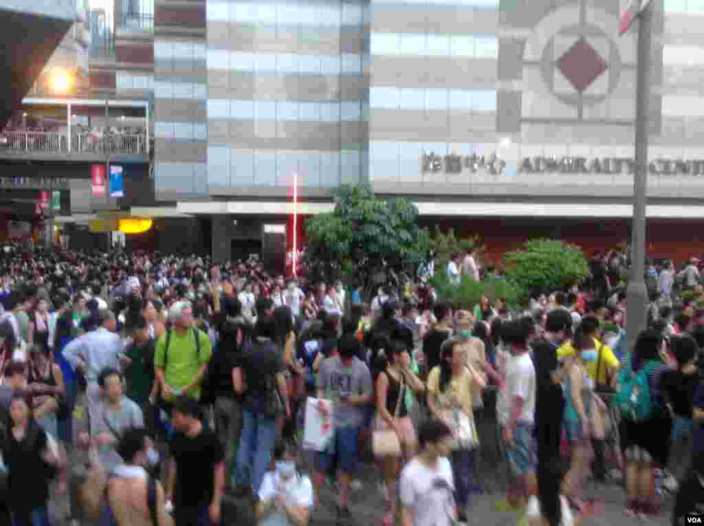 港人声援占中抗拒警方封锁中环金钟多处瘫痪（美国之音海彦拍摄） 