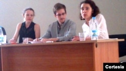 圖為斯諾登照於莫斯科機場轉機區正與人權組織人士會面