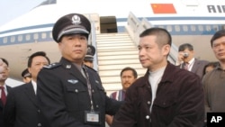 2004年 ，余振东被美国遣返后 在北京机场被捕（资料照）