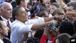 奥巴马在集会上与支持者握手