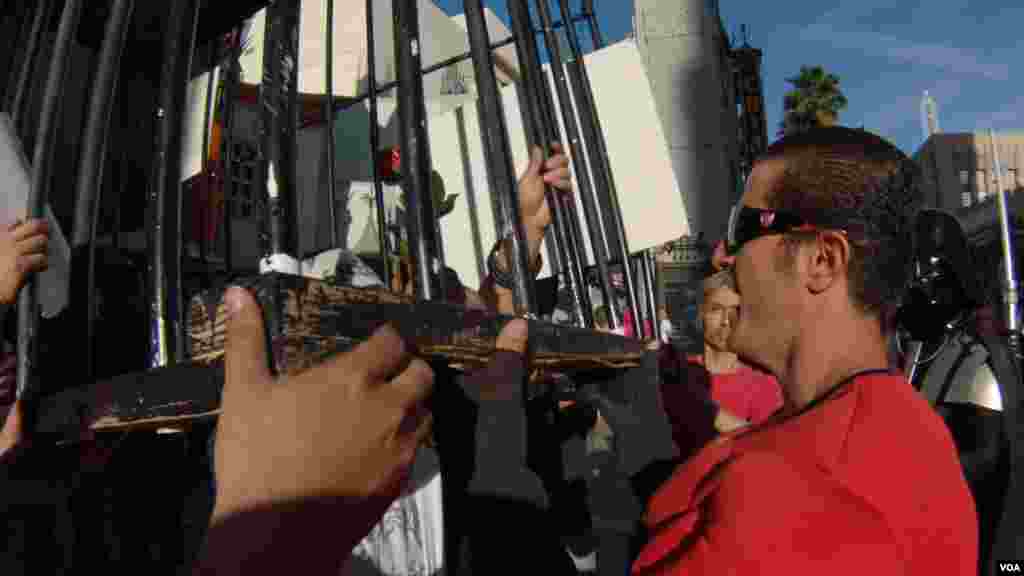 超能先生掀开牢笼救人（美国之音国符拍摄）