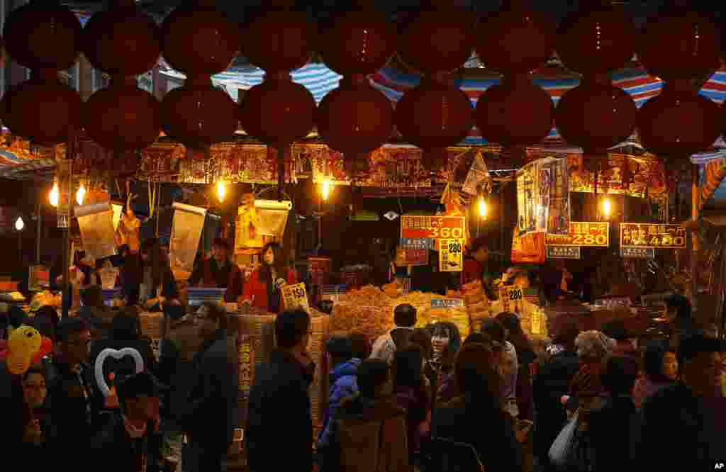 اولین سه&zwnj;شنبه نوامبر در آمریکا معمولا زمان برگزاری انتخابات محلی است. غیر از انتخابات اعضای کنگره و ریاست جمهوری، مردم برای انتخاب مقامات محلی به پای صندوق های رای می روند. در عکس برچسب &laquo;رای دادم&raquo; را می بینید که در برخی شعبات به رای دهندگان بعد از انداختن رای در صندوق داده می&zwnj;شود.&nbsp;