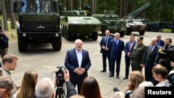 白俄羅斯總統盧卡申科在視察明斯克一個軍工設施時對記者講話。（2023年6月13日）