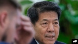 ນັກການທູດຈີນປະຈໍາຢູເຄຣນ ທ່ານ ລີ ຮຸຍ ກ່າວໃນລະຫວ່າງຖະແຫຼງຂ່າວ ຢູ່ທີ່ກະຊວງການຕ່າງປະເທດໃນນະຄອນຫຼວງປັກກິ່ງ, ວັນທີ 27 ສິງຫາ 2024.