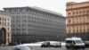在莫斯科市中心的灰色建筑是俄罗斯情报机构联邦安全局的总部（2016年12月30日）。俄罗斯联邦安全局是美国财政部的制裁对象。