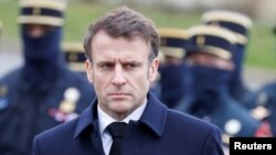 ແຟ້ມຮູບ-ປະທານາທິບໍດີຂອງຝຣັ່ງ ທ່ານເອັມມານູເອລ ມາກຣົງ ເຂົ້າຮ່ວມພິທີໃນເມືອງ Versailles, ທາງທິດຕາເວັນຕົກຂອງນະຄອນຫຼວງປາຣີ, ວັນທີ 31 ມີນາ ບັນດາ2023.